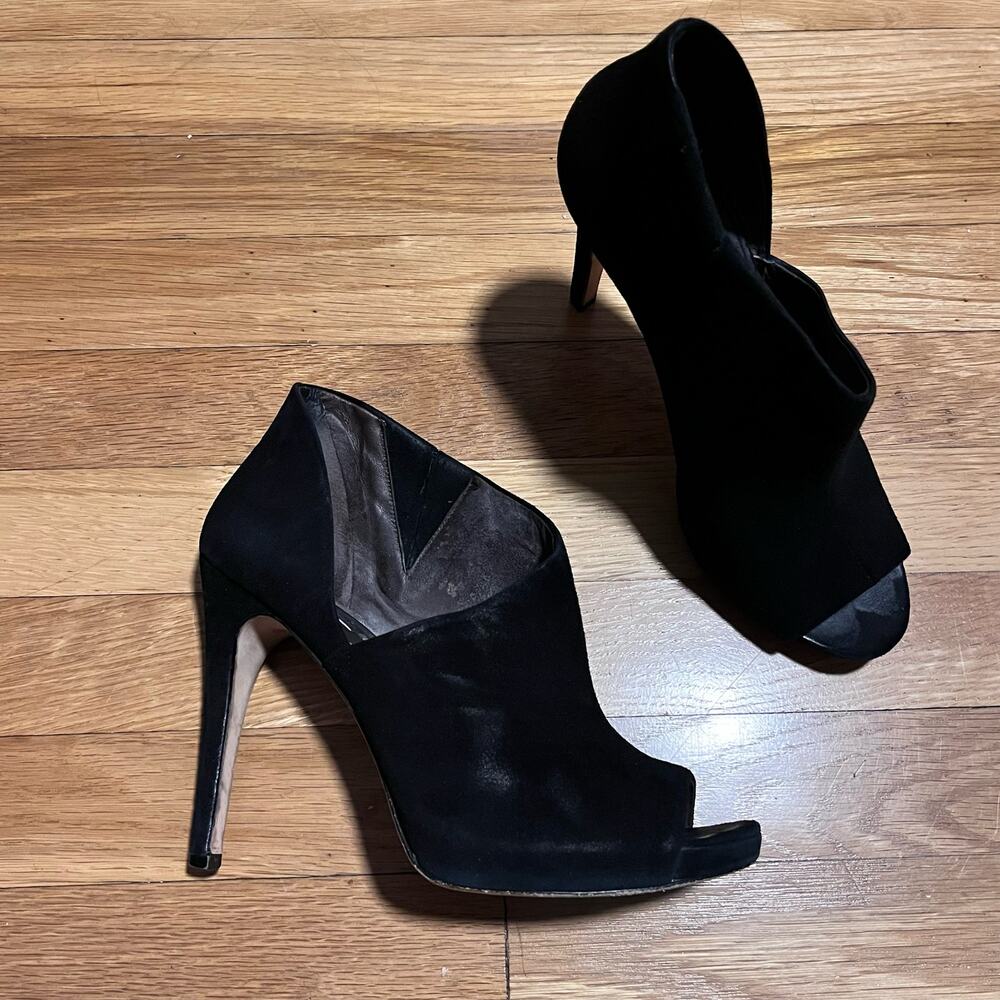 BCBGMAXAZRIA Darien Summer Suede Heels - Size 8.5M